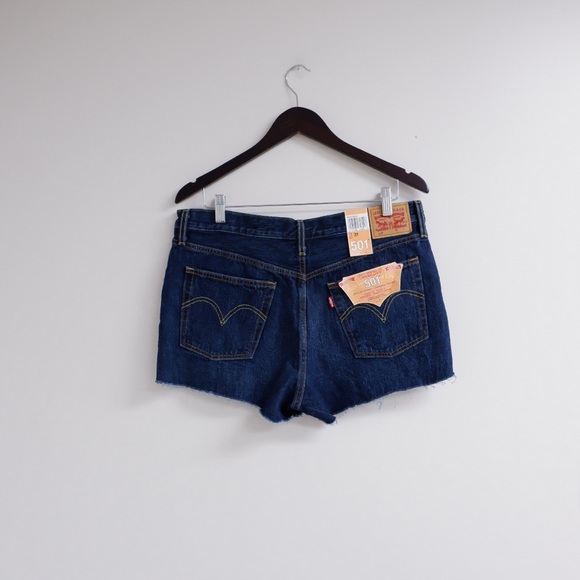 NWT LEVIS 501 CUT OFF SHORTS ☀️ CLASSIC DARK WASH! - Picture 3 of 5